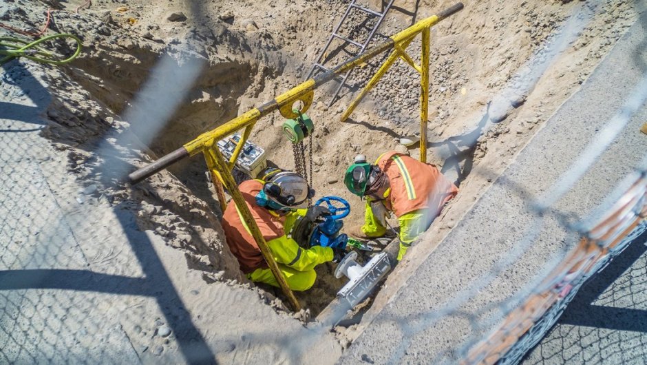 Trabajadores de Nuevosur realizan reemplazo de redes de agua potable con el sistema Hot Tap 