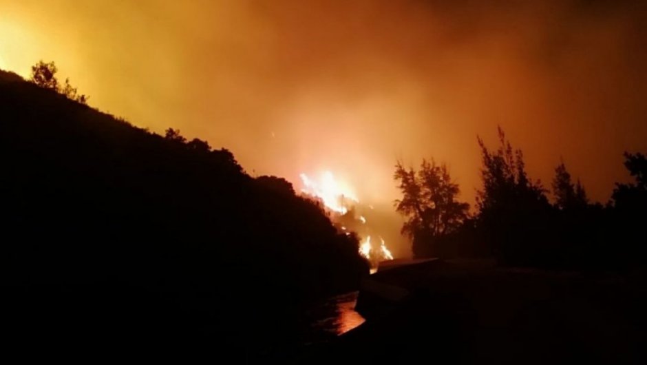 El incendio forestal afecta a la zona de el Melado en Linares. (Foto: Prefectura de Linares). 