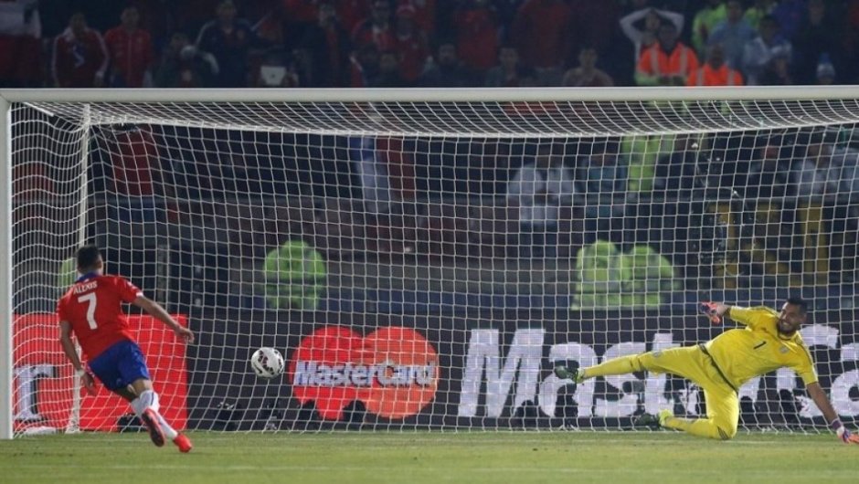 Penal en el que Alexis le convierte a Romero, consagrando a Chile campeón de la Copa América 2015. 