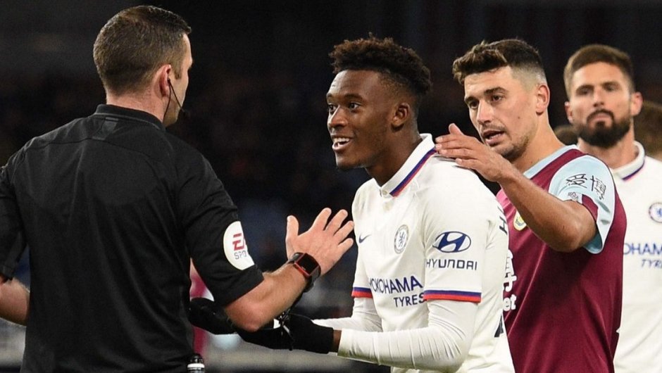 Callum Hudson-Odoi hablando con el árbitro.