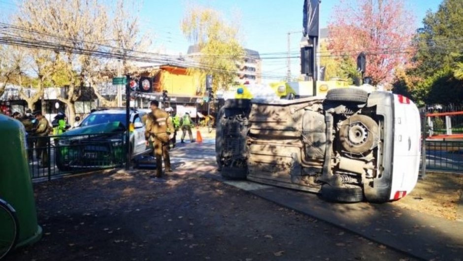 El accidente dejó a dos funcionarios policiales lesionados. (Foto: RBB). 