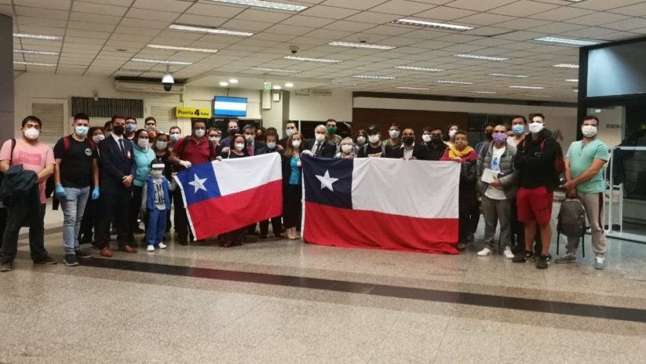 Los 38 chilenos arribaron a Santiago y deberán cumplir cuarentena en residencias sanitarias. (Foto: @TeodoroRiberaN). 