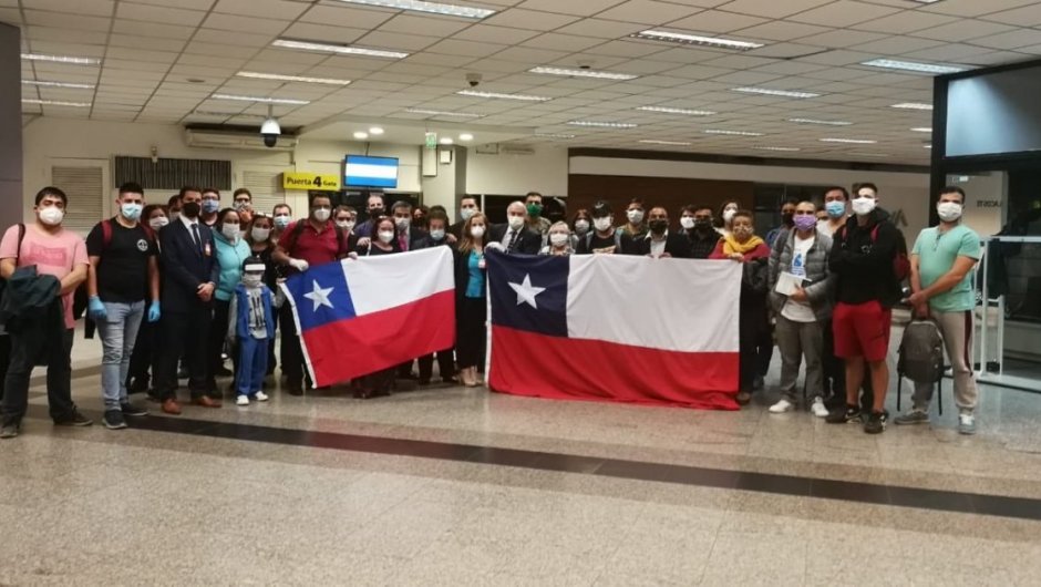 Los 38 chilenos arribaron a Santiago y deberán cumplir cuarentena en residencias sanitarias. (Foto: @TeodoroRiberaN).