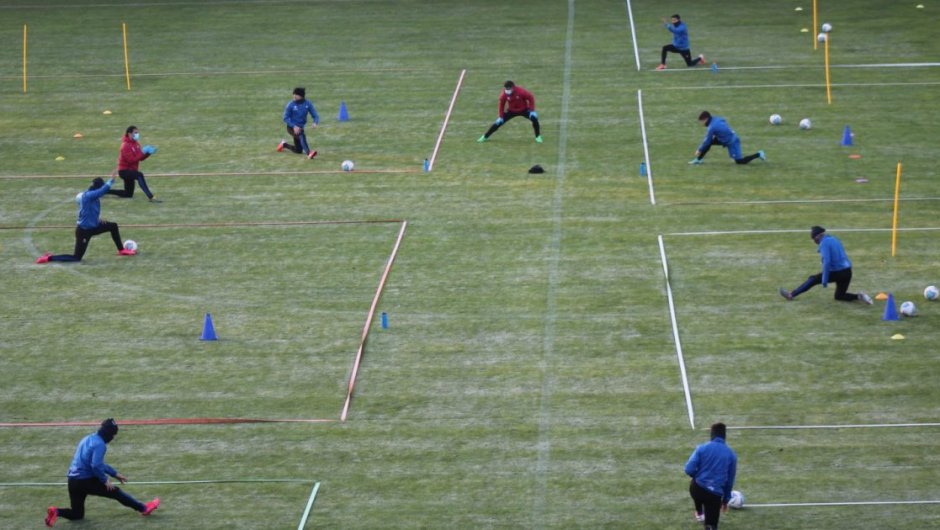 En el primer entrenamiento los jugadores mantuvieron el distanciamiento. (Foto: Octavapasion). 