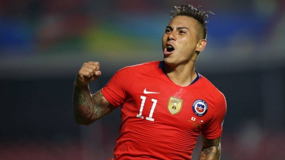 Eduardo Vargas celebrando un gol contra Japón en la Copa América de Brasil 2019.  