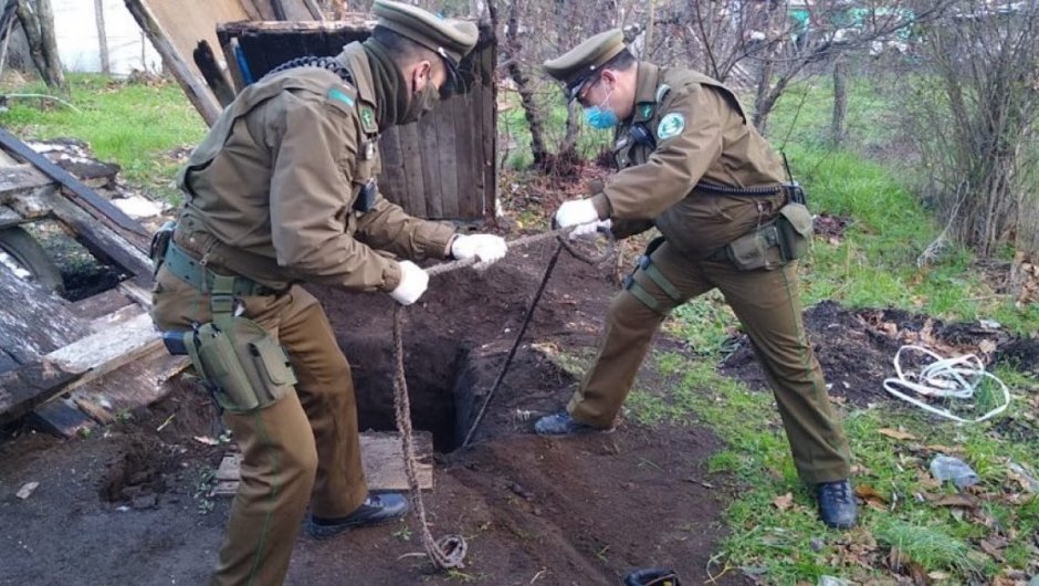 Después de lograr sacarlo del pozo séptico, Carabineros detuvo al acusado. (Foto: @CarabBioBio). 