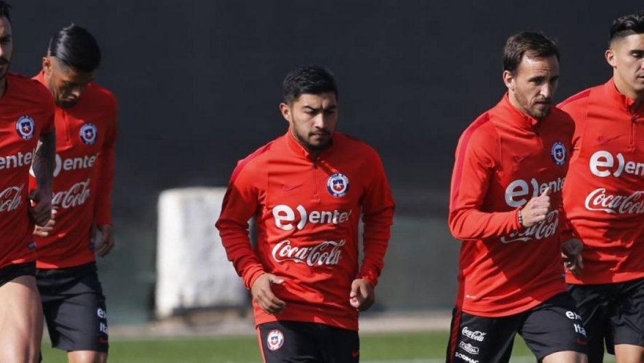 Nicolás Maturana, al medio de la imagen, juega como extremo en Colo Colo y fue mundialista sub-20 en Turquía 2013. 