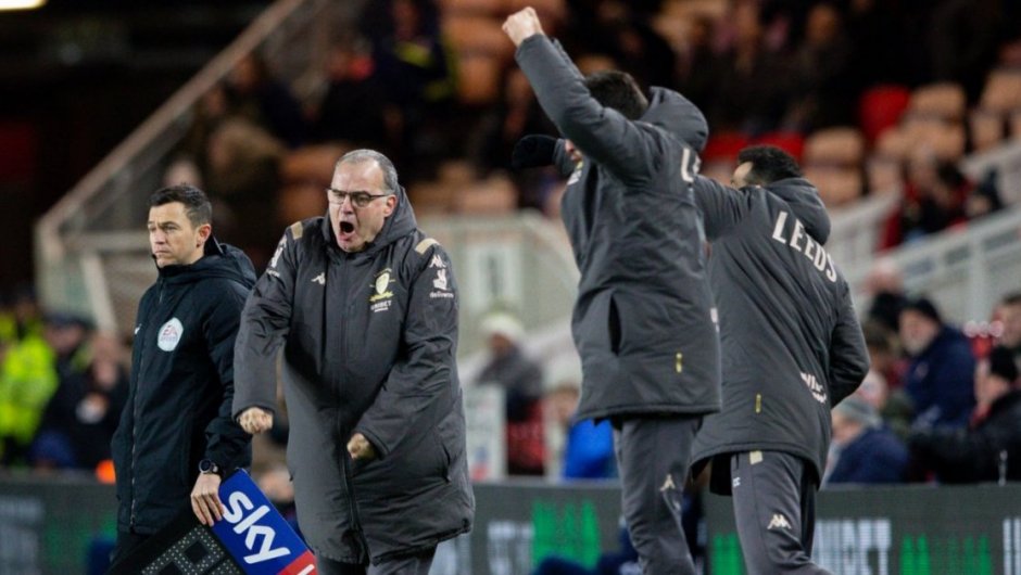 Marcelo Bielsa celebrando un gol del Leeds United. (Foto: @LUFC). 