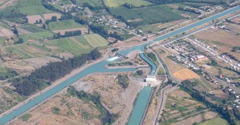 El vehículo chocó contra una barrera de contención y posterior volcamiento cayó al canal de devolución Inela, en Yerbas Buenas. (Foto: Referencial/Municipalidad de Yerbas Buenas)