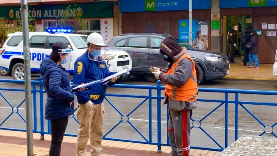 El hombre deberá cumplir el resto de la cuarentena en una residencia sanitaria. (Foto: @PDI_BIOBIO).