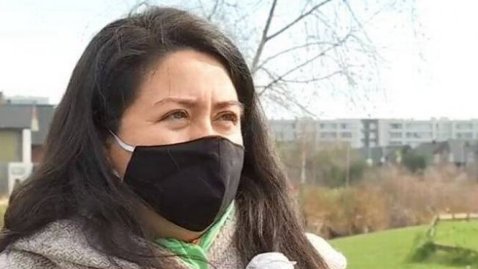Denisse Llanos Troncoso es “funada” por tener el mismo nombre de la madre de Ámbar. (Foto: TVN).