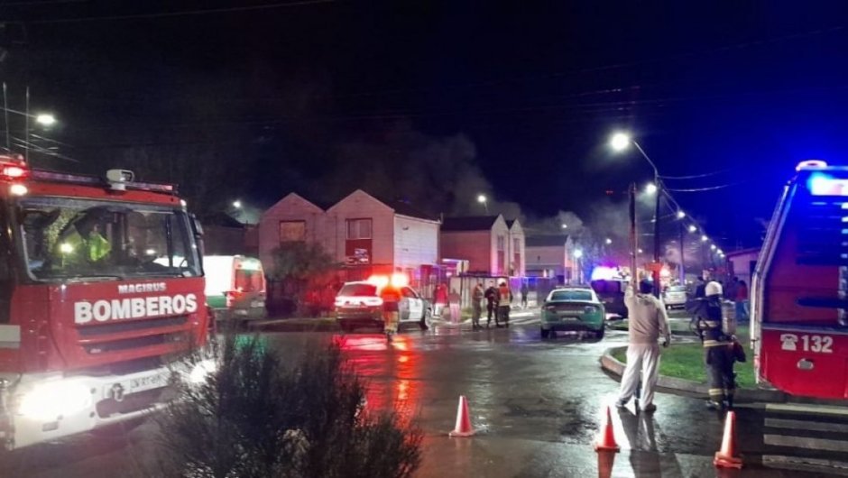 Bomberos llegaron al lugar para controlar las llamas. (Foto: Valentina Balboa). 