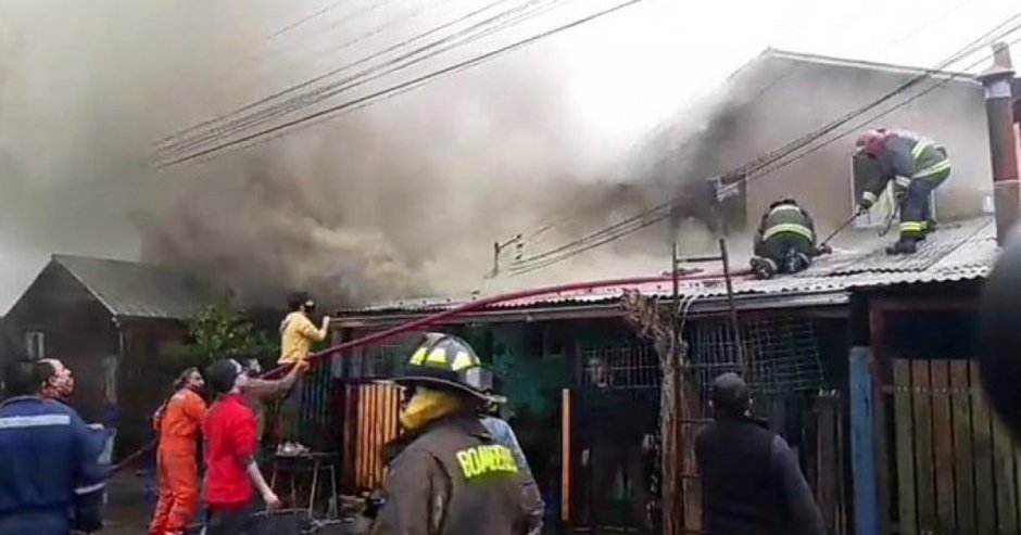  Bomberos de Molina activó la segunda alarma de incendios ante la magnitud del siniestro. (Foto: Víctor Curicó)