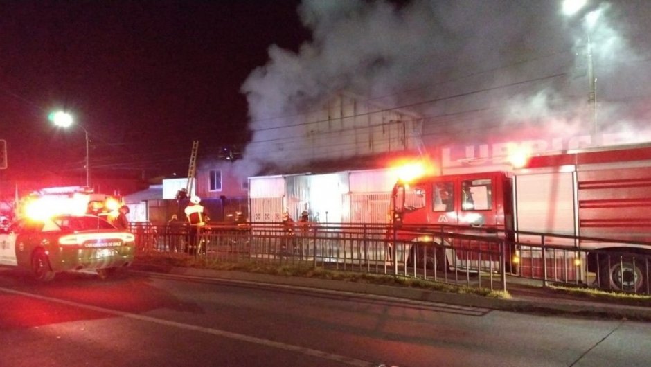 El siniestro destruyó por completo a la bodega. (Foto: @CEspinozaQ).