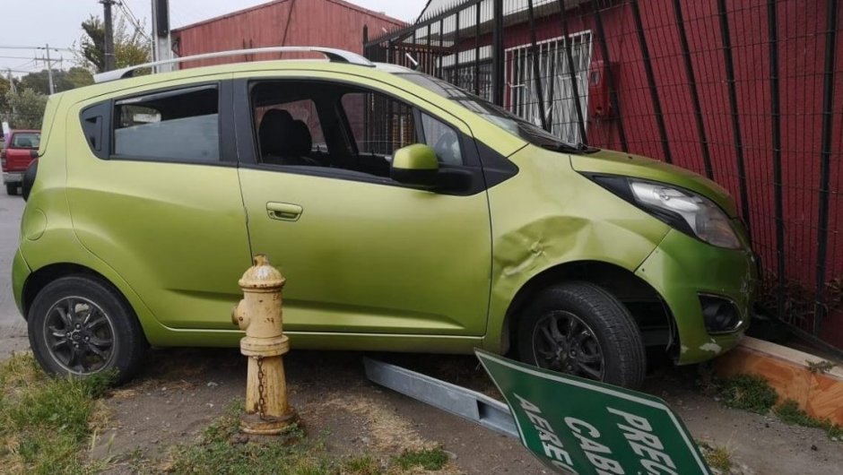 El chofer del automóvil fue detenido por Carabineros. (Foto: RBB). 