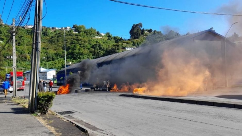 Los pescadores artesanales instalaron barricadas en las entradas del puerto de Talcahuano. (Foto: @NoticieroAnimal). 