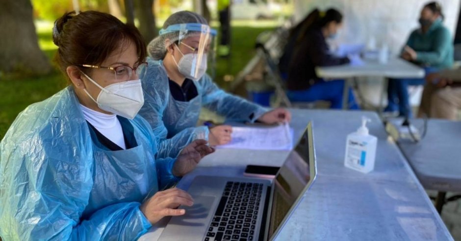 Funcionarios de la salud realizan toma e muestras PCR en Parral. (Imagen: Municipalidad de Parral).