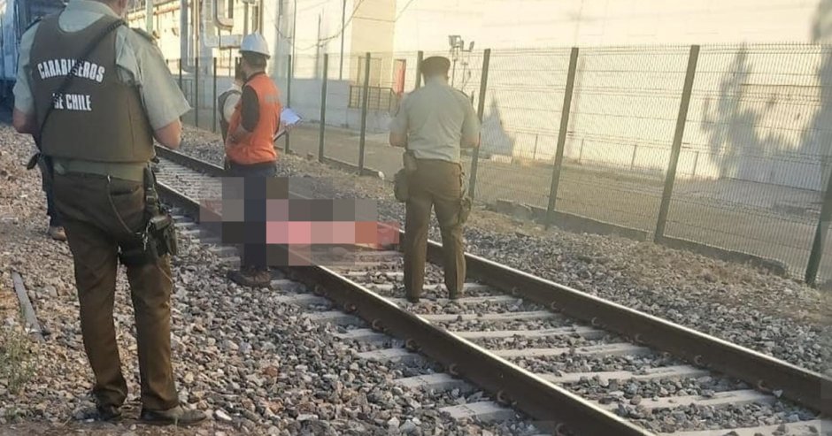 La mujer fue arrojada por el tren perteneciente al grupo EFE a eso de las 19:00 horas, Carabineros trabajó en el lugar. (Imagen: @Victor_Curicó)