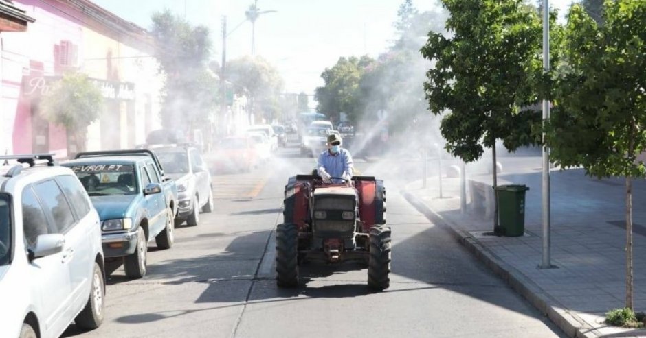 Personal municipal realiza sanitización en las calles de la comuna de Molina. (Imagen: Municipalidad Molina).