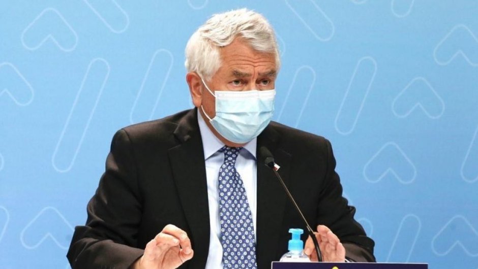 Ministro de Salud, Enrique Paris. (Foto; @ministeriosalud). 
