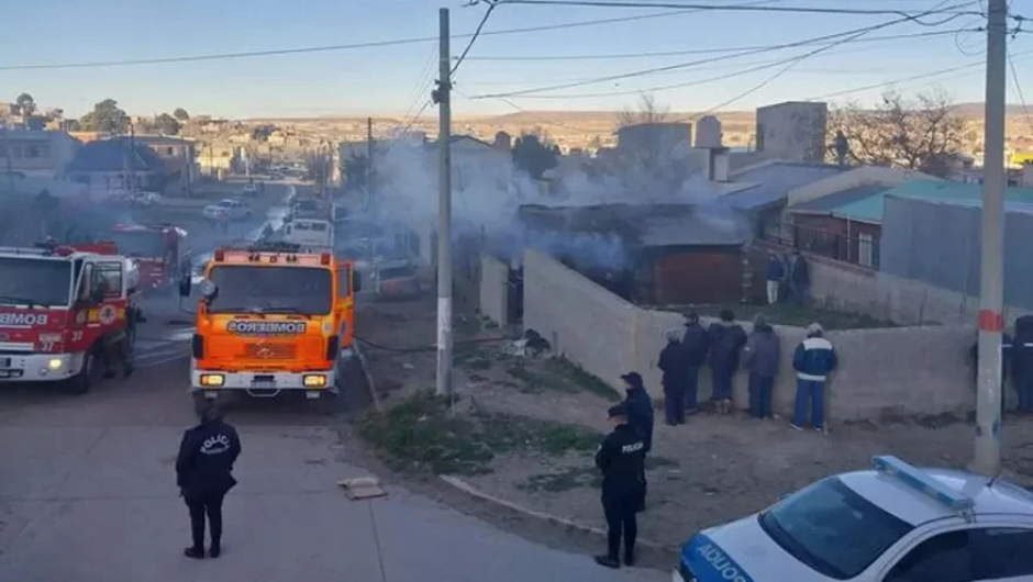 Madre muere abrazada junto a sus dos hijos bajo una cama tras incendio ...